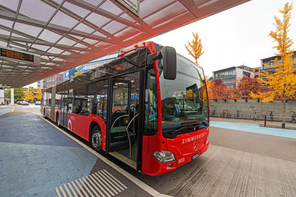 AHW Bus bei der Bushaltestelle